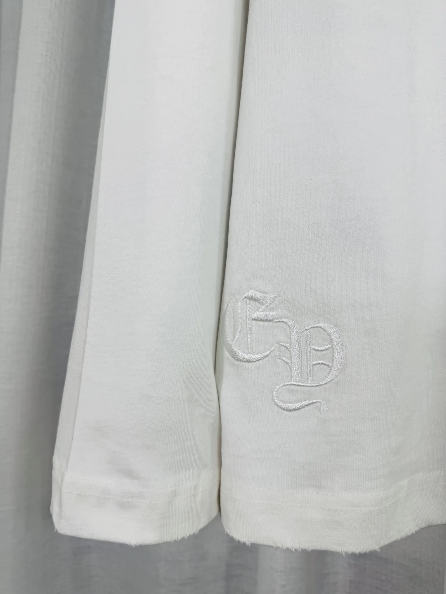 P250 top version, real shot without P, ​​different from market currency) 𝗖𝗵𝗿𝗼𝗺𝗲 𝗛𝗲𝗮𝗿𝘁𝘀/Cro Heart 2025 Autumn and Winter Horseshoe Cross Appliqué Embroidered Couple Casual Long Sleeve 👑The highest version! Customized fabric 320g fabric! Horseshoe cross patch embroidery, a best-selling model at the counter, very comfortable to wear. Accessories: original molded and authenticated collar label ➕ 100% silk wash water label. Genuine purchase-grade original hangtag➕matching hanging rope➕3D hanging beads➕original packaging bag. Craftsmanship: The original version has consistent wiring! The highest version of the armhole matching technique! Color: Black Size: S M L XL Style No.: 5172